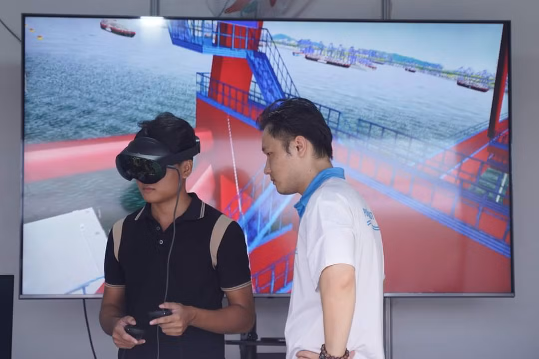 Học sinh tham khảo các ngành mới tuyển sinh năm 2024 của trường ĐH Bách khoa (ĐHQG TP. HCM).