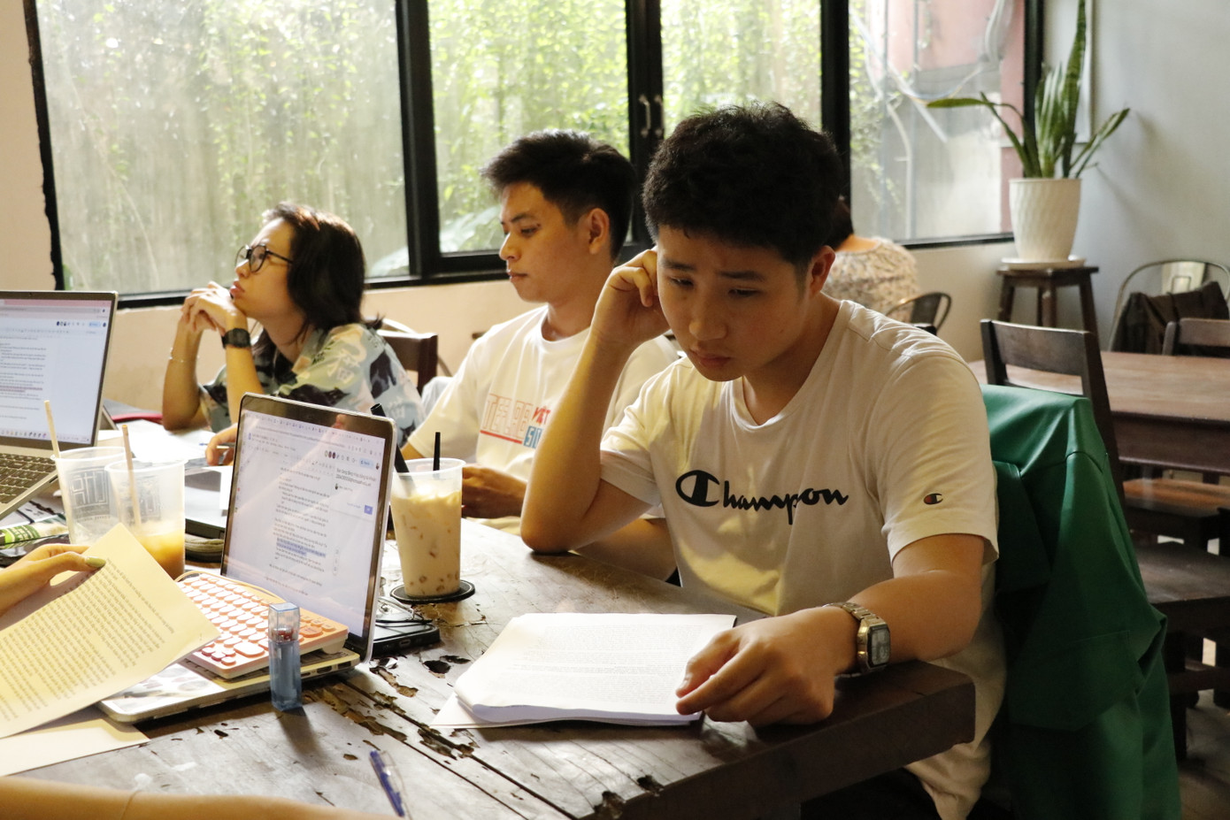 Sinh viên ngành Truyền thông đa phương tiện chuẩn bị cho chương trình. Sinh viên ngành Truyền thông đa phương tiện chuẩn bị cho chương trình.