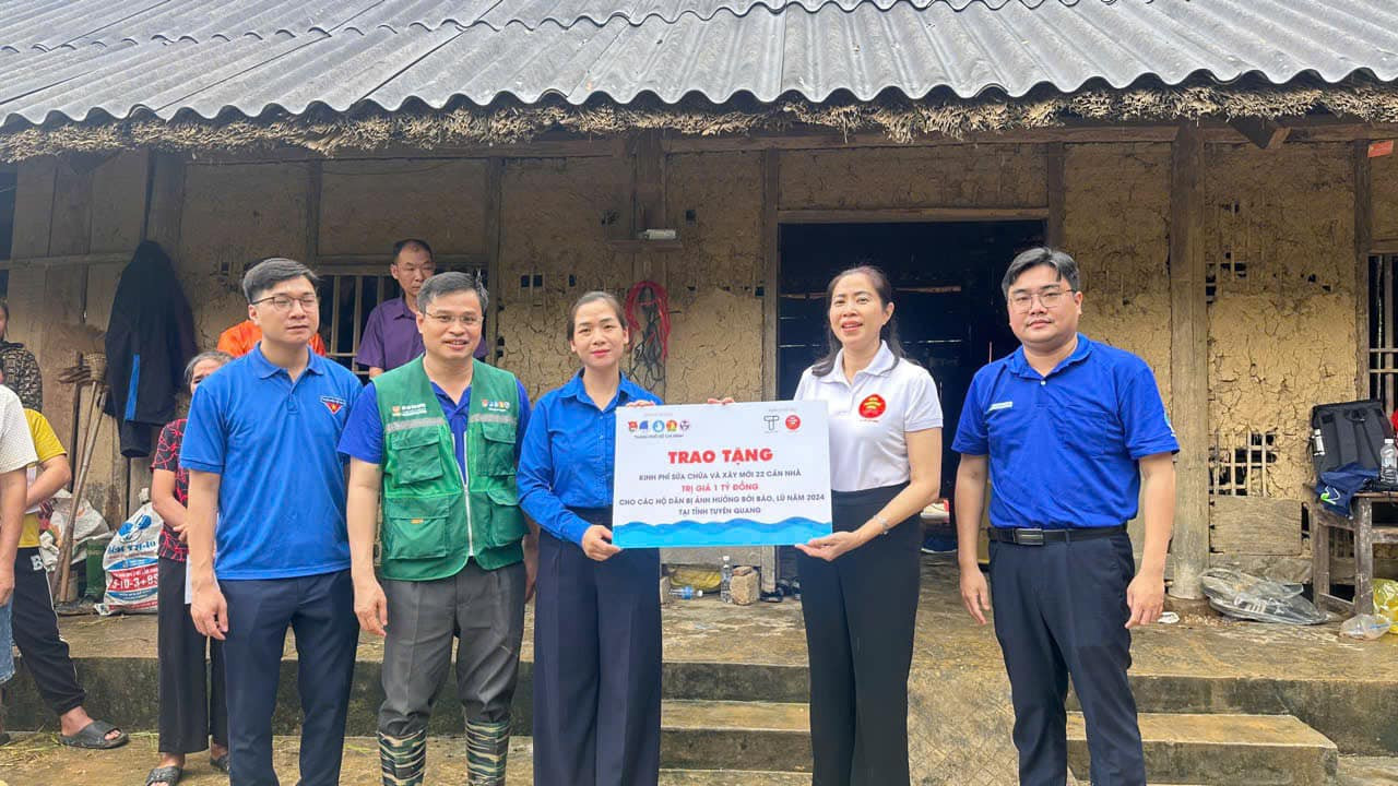 Anh Ngô Minh Hải - Bí thư Thành Đoàn, Chủ tịch Hội LHTN TP. HCM (ngoài cùng, bên phải) cùng đoàn công tác trao quà cho bà con tỉnh Tuyên Quang.