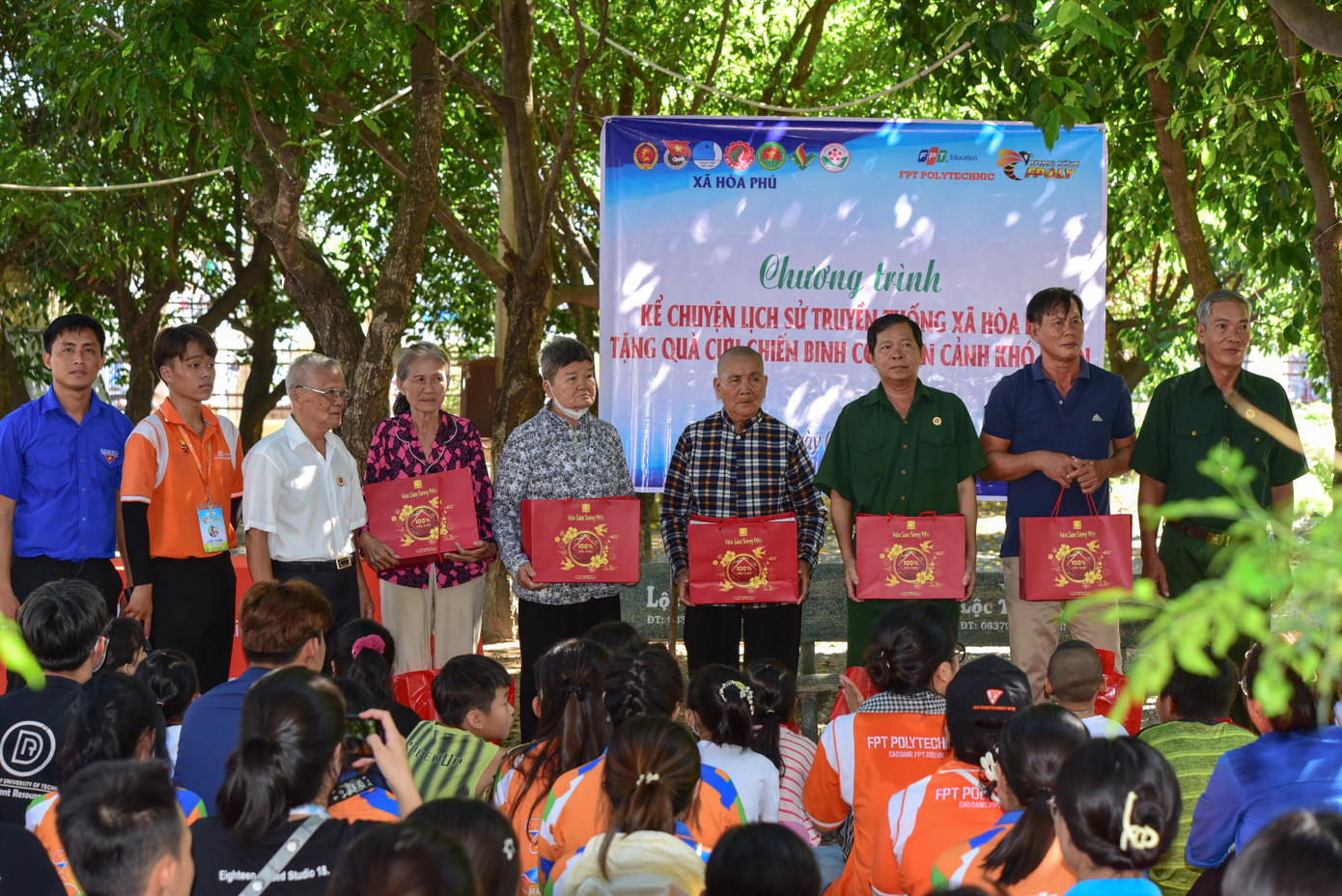 Sinh viên trao quà cho các gia đình có công nhân dịp 27/7.
