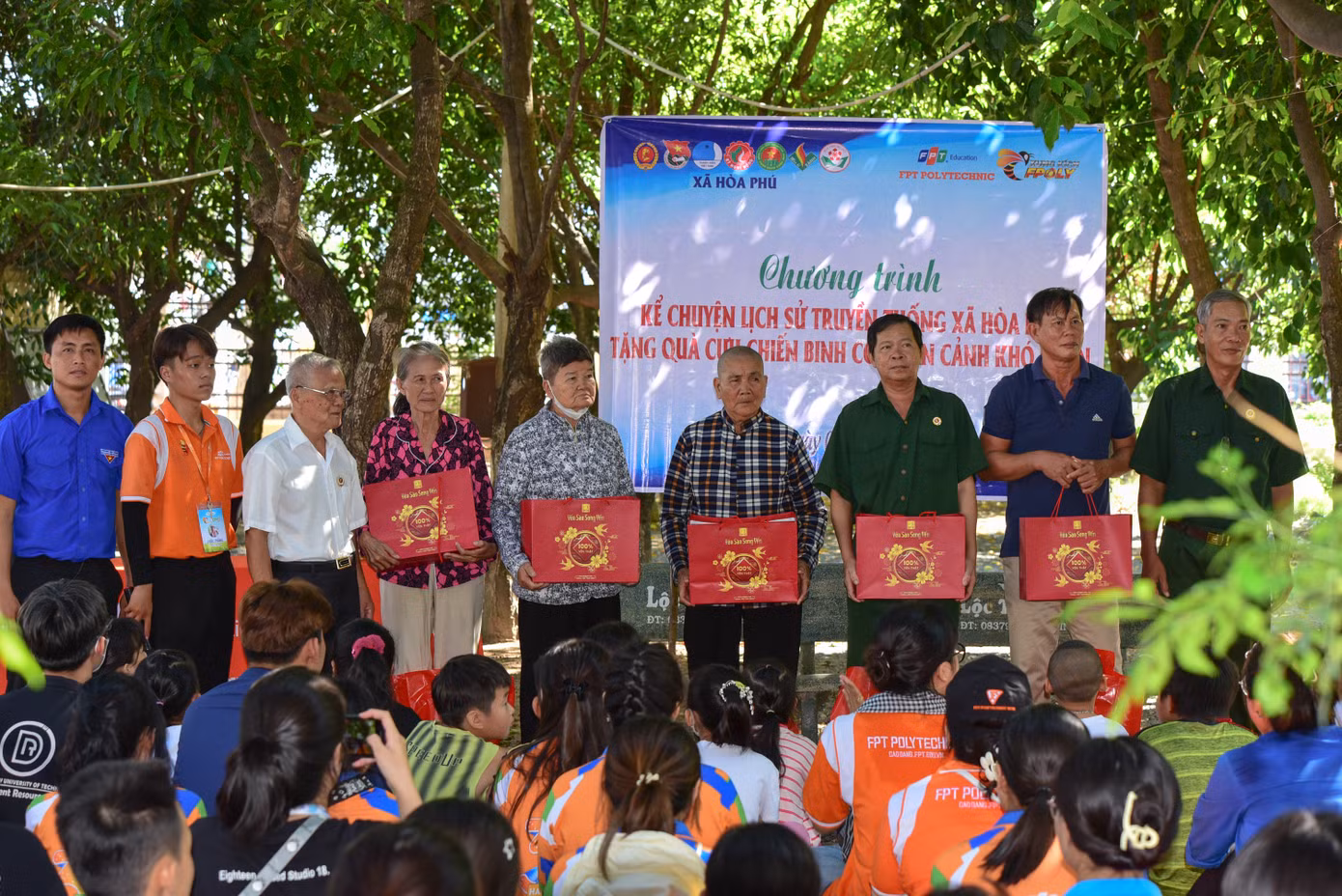 Sinh viên trao quà cho các gia đình có công nhân dịp 27/7.