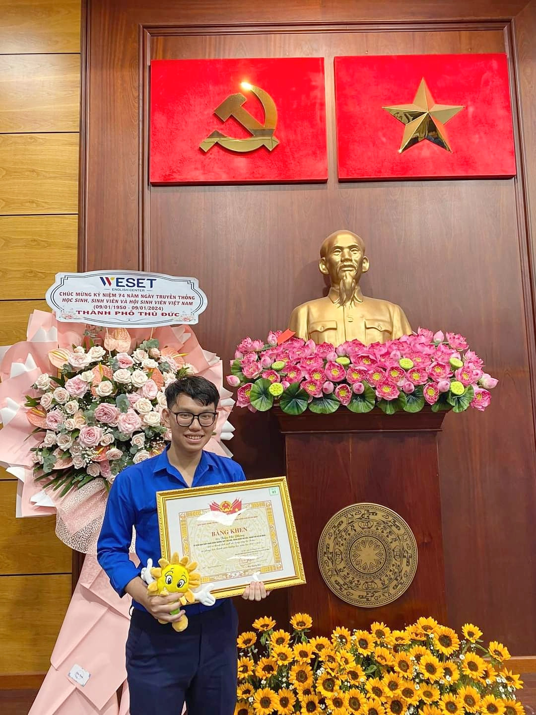 Chí Phong nhận Bằng khen của Ban Chấp hành T.Ư Đoàn nhờ thành tích xuất sắc trong công tác Đoàn và phong trào thanh niên trường học, năm học 2022 - 2023. (Ảnh: NVCC) Chí Phong nhận Bằng khen của Ban Chấp hành T.Ư Đoàn nhờ thành tích xuất sắc trong công tác Đoàn và phong trào thanh niên trường học, năm học 2022 - 2023. (Ảnh: NVCC)