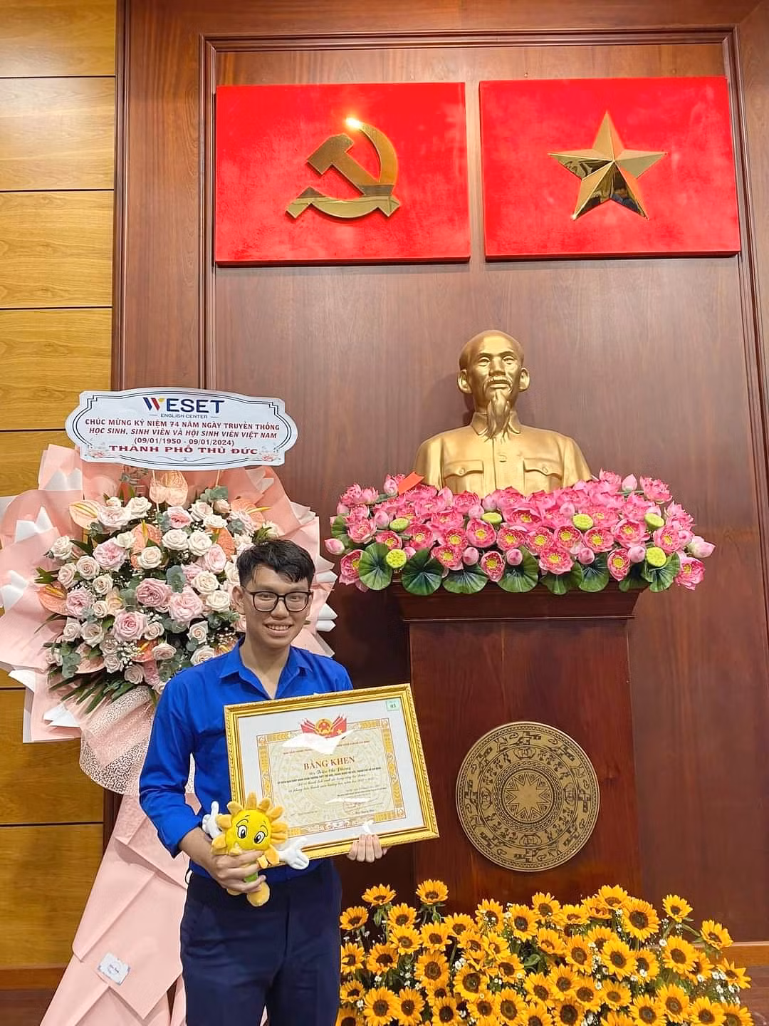 Chí Phong nhận Bằng khen của Ban Chấp hành T.Ư Đoàn nhờ thành tích xuất sắc trong công tác Đoàn và phong trào thanh niên trường học, năm học 2022 - 2023. (Ảnh: NVCC) Chí Phong nhận Bằng khen của Ban Chấp hành T.Ư Đoàn nhờ thành tích xuất sắc trong công tác Đoàn và phong trào thanh niên trường học, năm học 2022 - 2023. (Ảnh: NVCC)