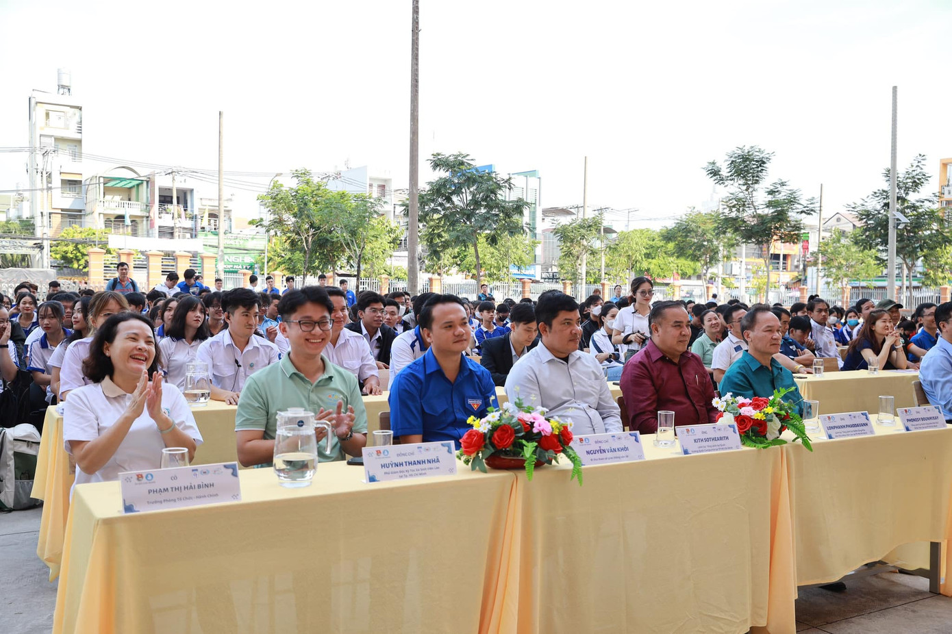 Đông đảo các bạn sinh viên ba nước cùng tham dự Hội thao.