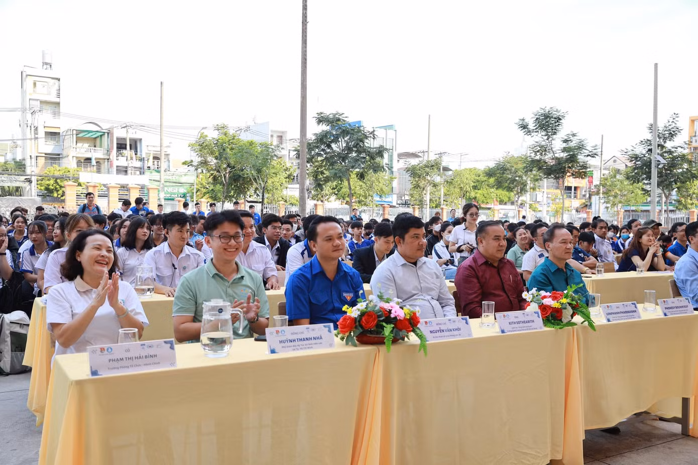 Đông đảo các bạn sinh viên ba nước cùng tham dự Hội thao.