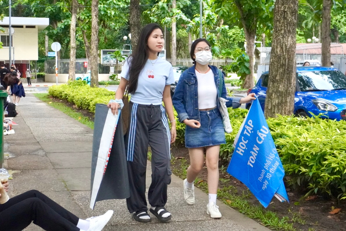 Các quán thường phát cho người mua tấm bạt để ngồi và khi uống xong thì thu lại. (Ảnh: Song Ngân)