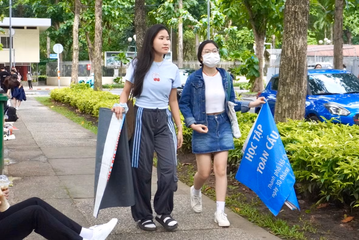 Các quán thường phát cho người mua tấm bạt để ngồi và khi uống xong thì thu lại. (Ảnh: Song Ngân)