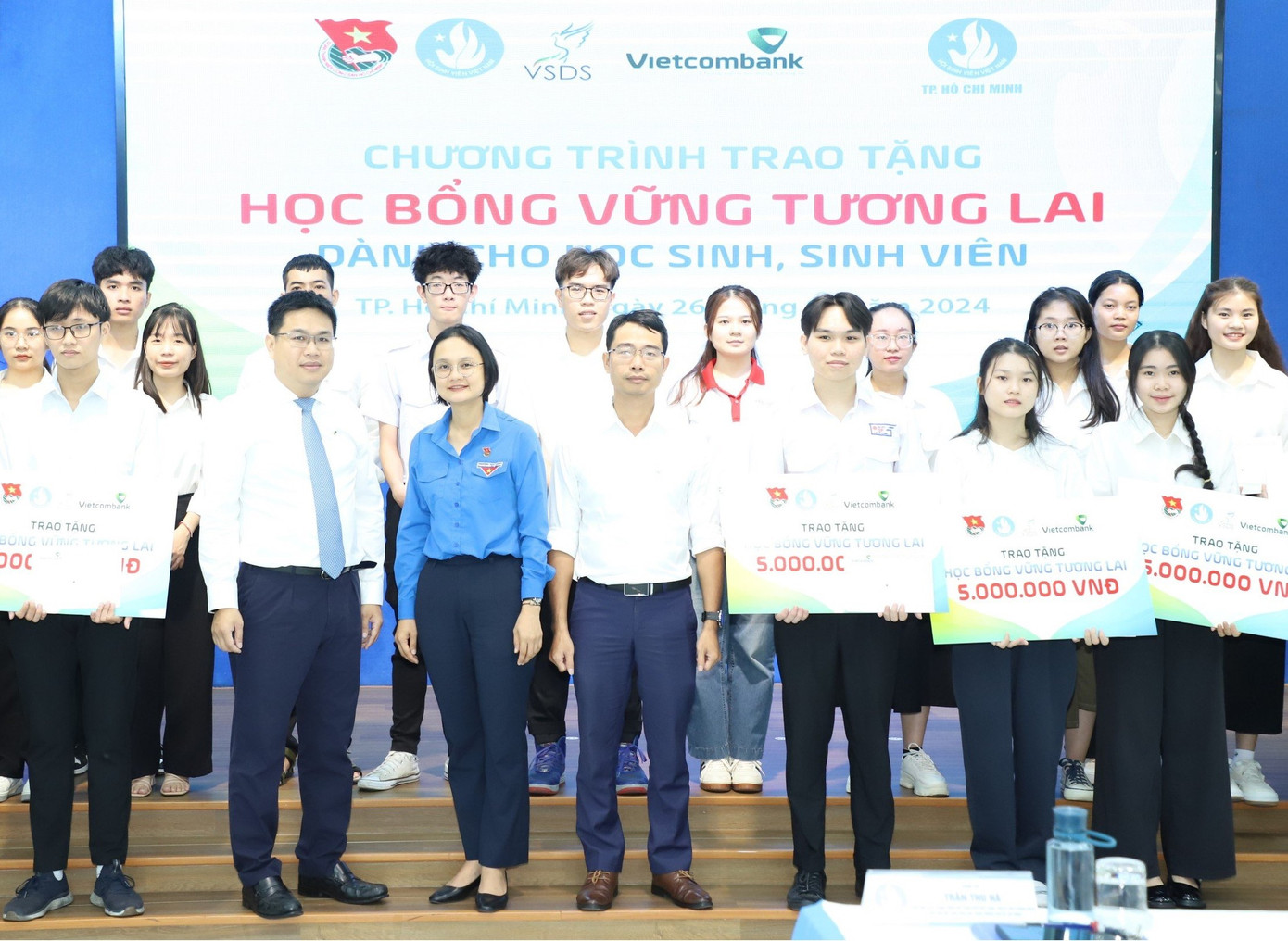 Các bạn học sinh, sinh viên TP. HCM nhận học bổng 'Vững bước tương lai' 2024. (Ảnh: Ngô Tùng)