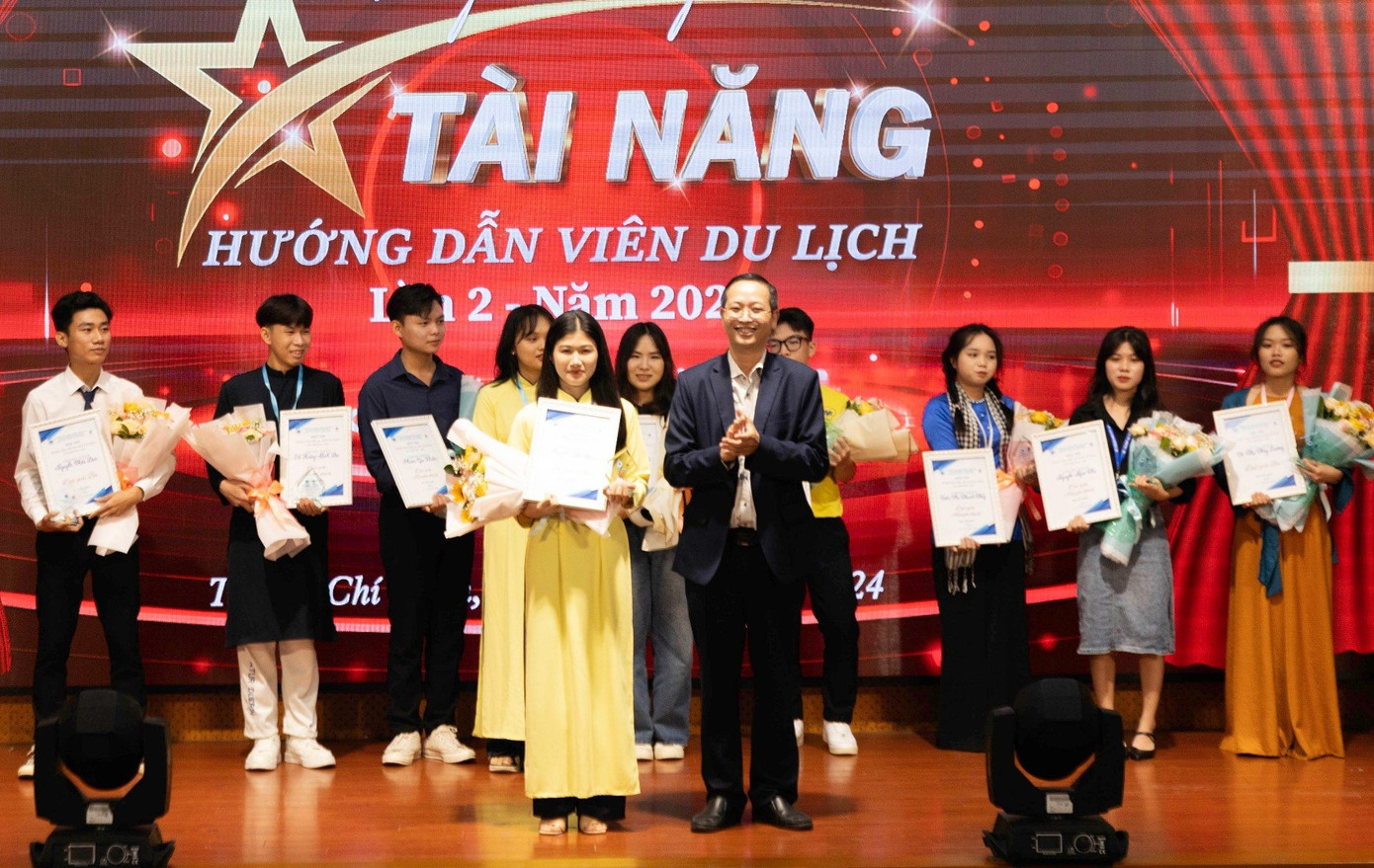 Tạ Thị Bảo Ngọc giành giải Nhất Hội thi Hướng dẫn viên du lịch tài năng lần 2, năm 2024. Tạ Thị Bảo Ngọc giành giải Nhất Hội thi Hướng dẫn viên du lịch tài năng lần 2, năm 2024.