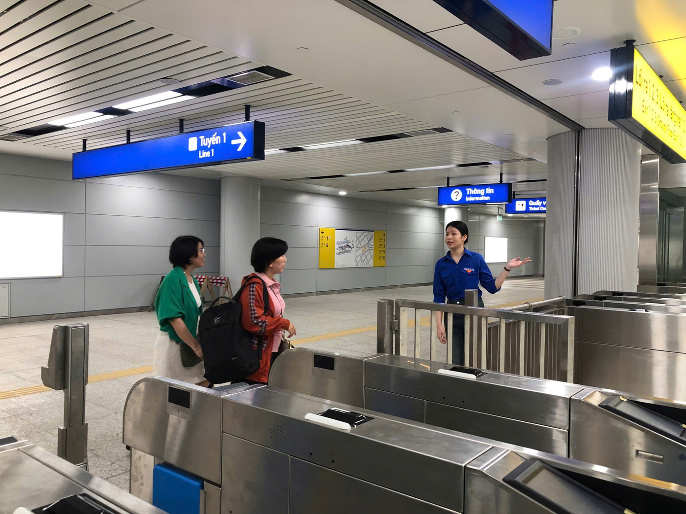 Tình nguyện viên tham gia hỗ trợ người dân ở tất cả các khâu.