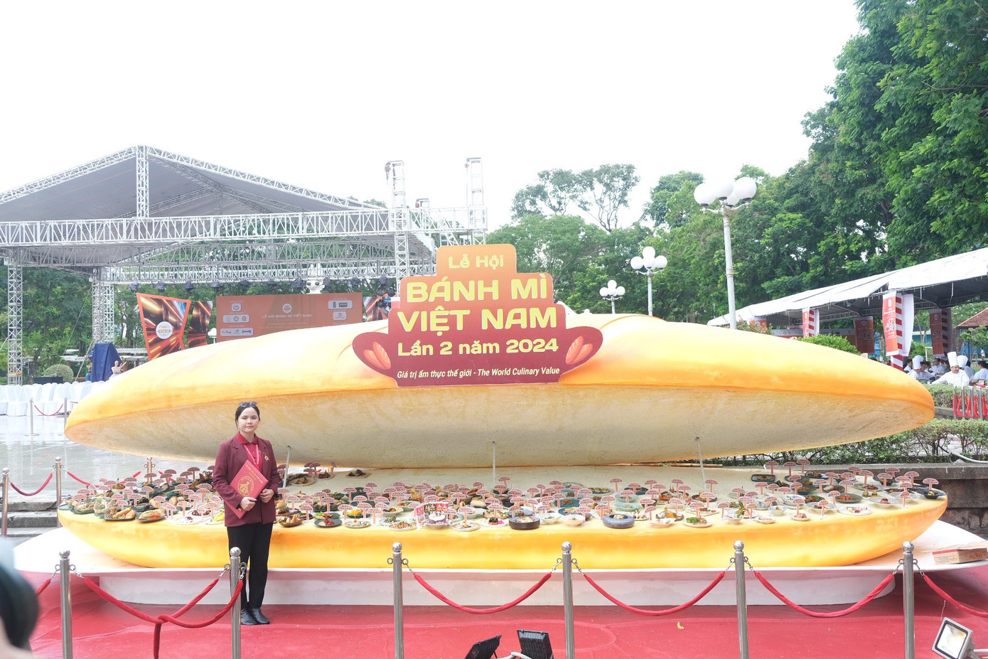 Hình ảnh chiếc bánh mì to ở cổng Lễ hội tạo điểm nhấn đặc biệt. (Ảnh: Phú Quang) Hình ảnh chiếc bánh mì to ở cổng Lễ hội tạo điểm nhấn đặc biệt. (Ảnh: Phú Quang)