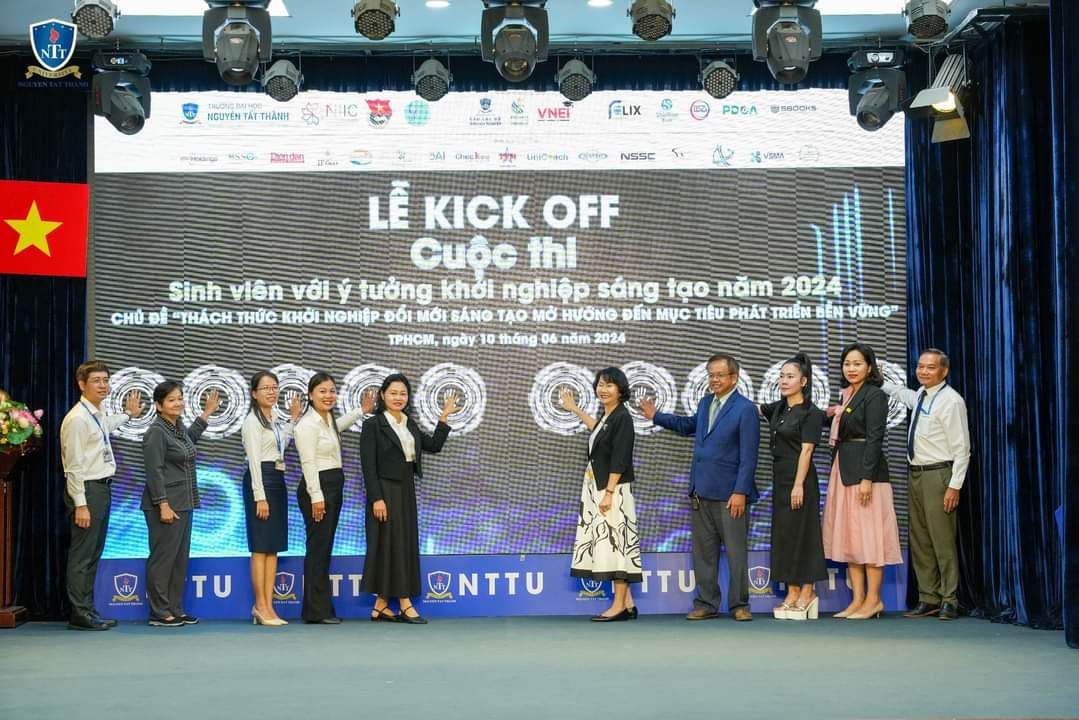 Các đại biểu thực hiện nghi thức khởi động cuộc thi. Các đại biểu thực hiện nghi thức khởi động cuộc thi.