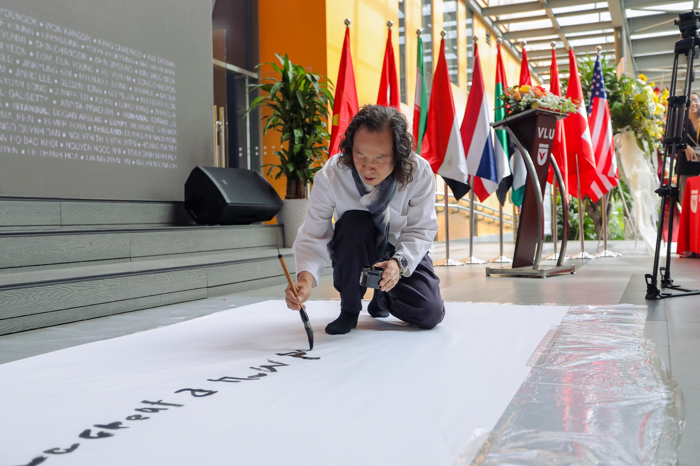 Một nghệ sĩ quốc tế biểu diễn tại triển lãm. Một nghệ sĩ quốc tế biểu diễn tại triển lãm.