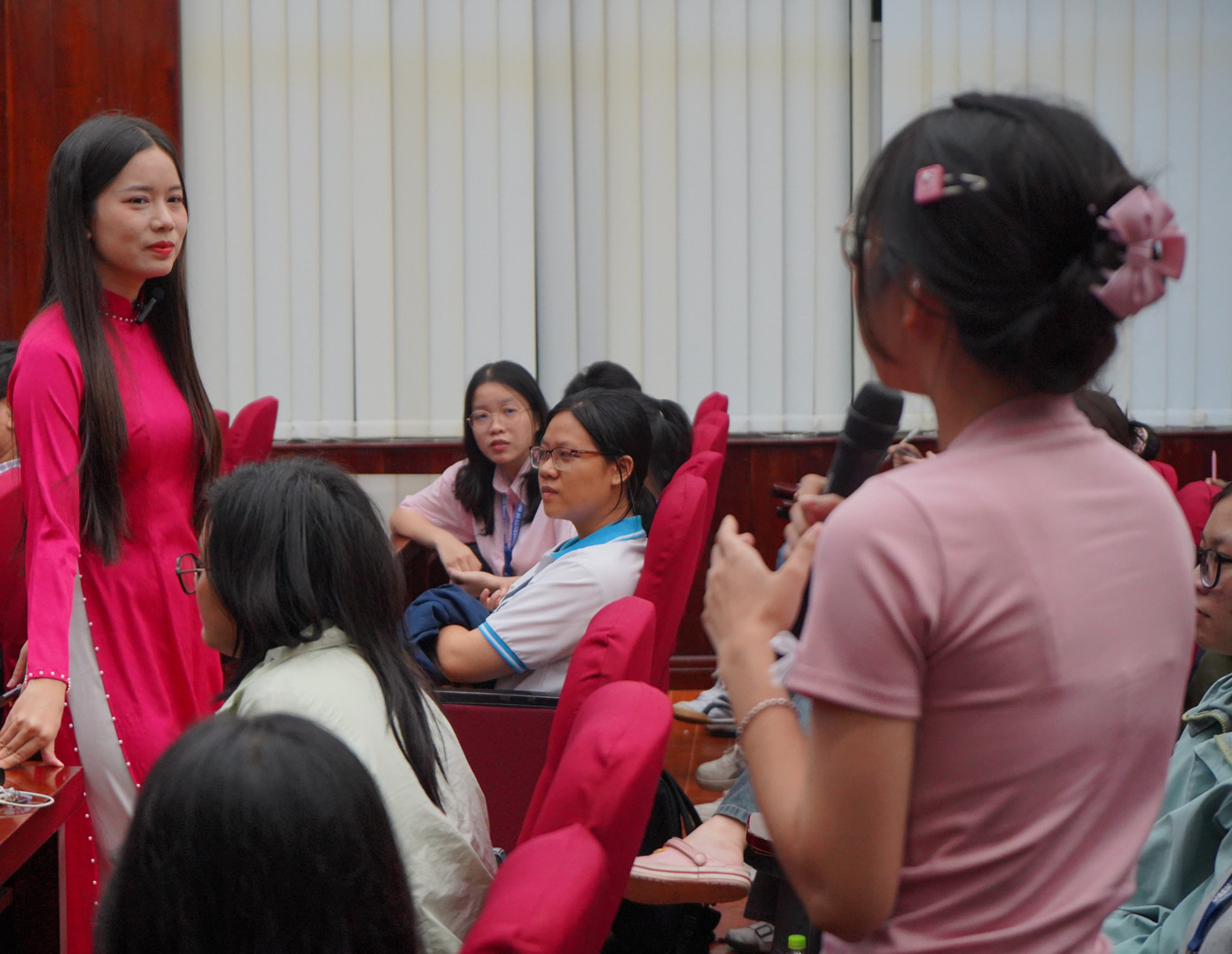 Sinh viên đặt câu hỏi cho diễn giả Mỹ Duyên. (Ảnh: Phạm Trí) Sinh viên đặt câu hỏi cho diễn giả Mỹ Duyên. (Ảnh: Phạm Trí)