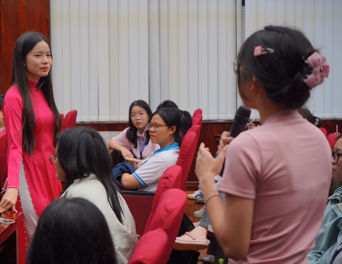 Sinh viên đặt câu hỏi cho diễn giả Mỹ Duyên. (Ảnh: Phạm Trí)