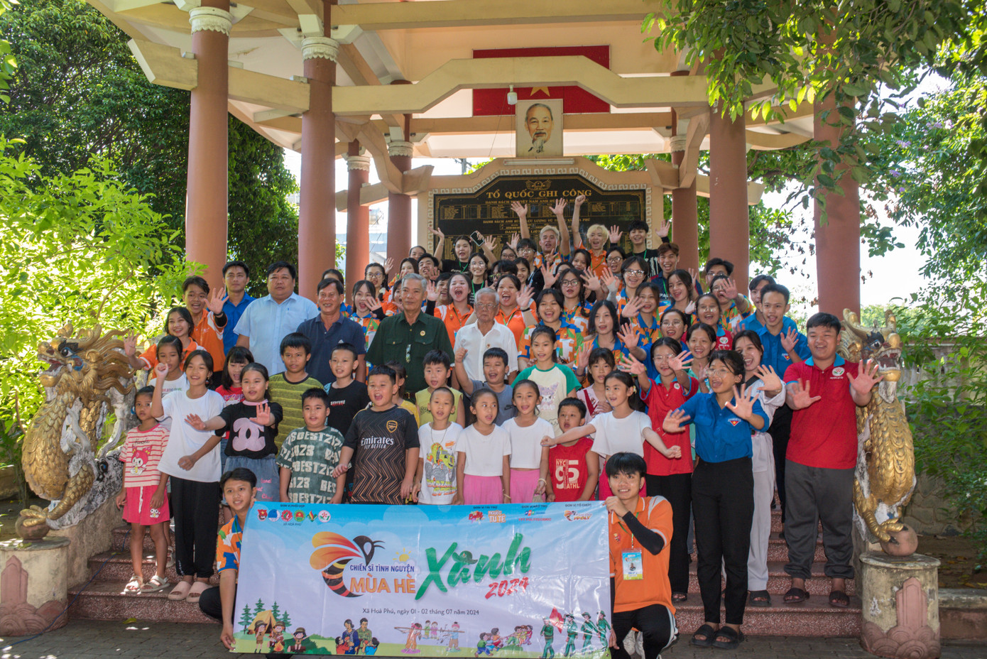 Các bạn sinh viên tình nguyện cùng chụp hình lưu niệm với người dân địa phương.