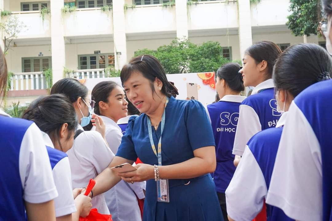 Lãnh đạo, giảng viên trường ĐH Sài Gòn tặng bao lì xì và quà Tết cho các bạn sinh viên về quê đón Tết. Lãnh đạo, giảng viên trường ĐH Sài Gòn tặng bao lì xì và quà Tết cho các bạn sinh viên về quê đón Tết.