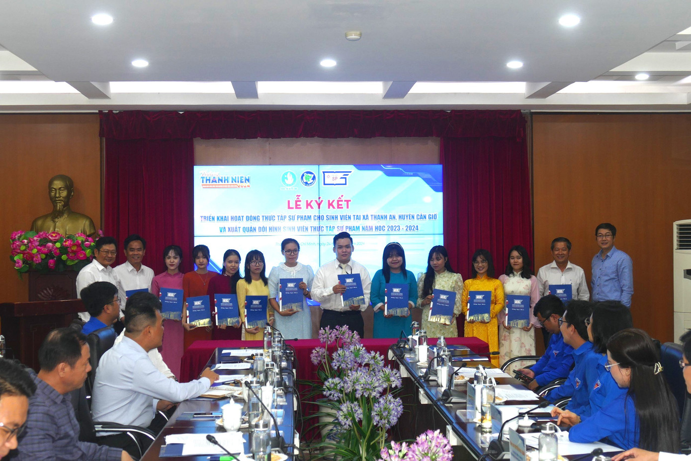 Đại diện lãnh đạo trường ĐH Sư phạm TP. HCM trao quà cho đoàn sinh viên thực tập tại xã đảo Thạnh An. Đại diện lãnh đạo trường ĐH Sư phạm TP. HCM trao quà cho đoàn sinh viên thực tập tại xã đảo Thạnh An.