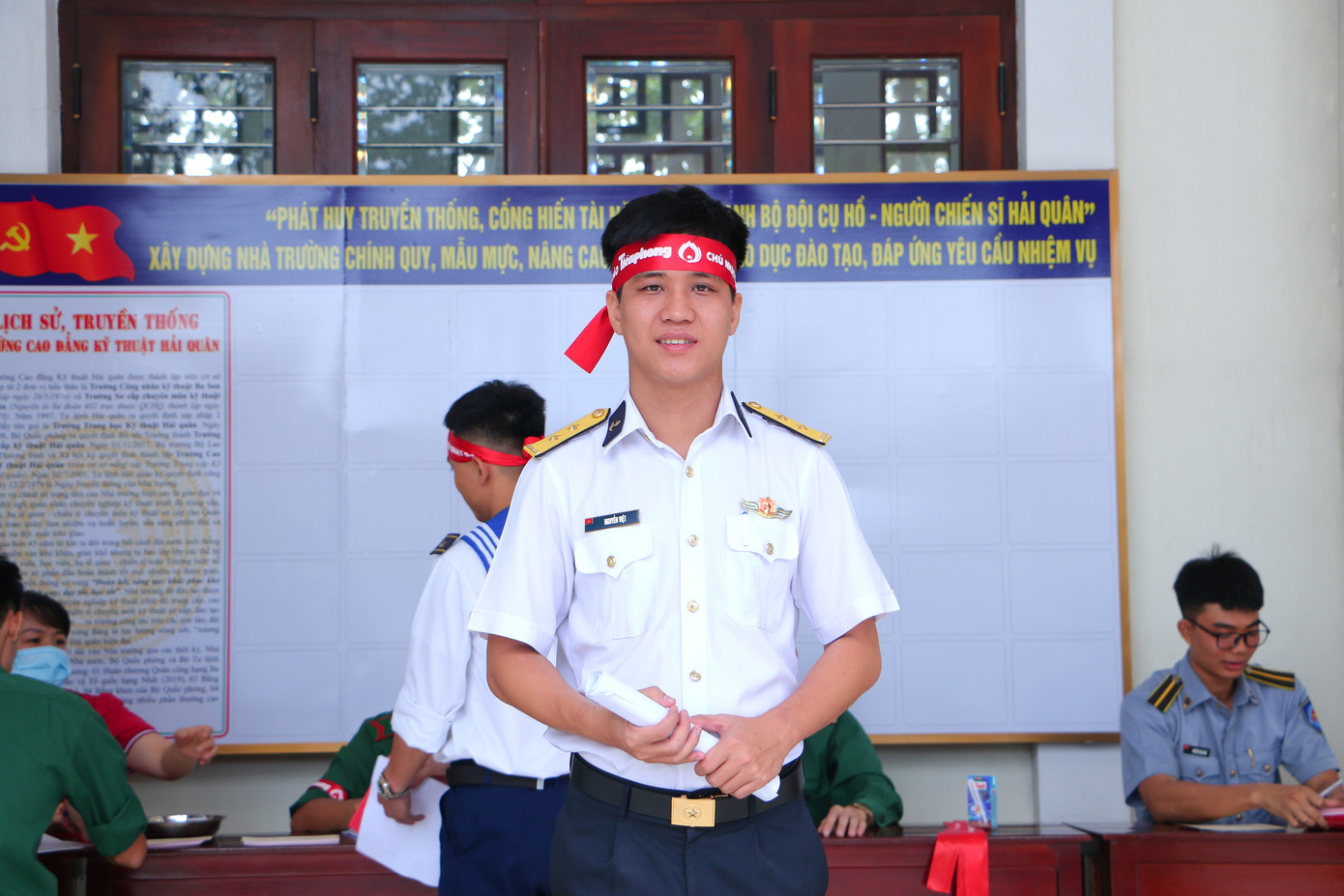 Anh Nguyễn Việt - Trợ lý công tác quần chúng, trường CĐ Kỹ thuật Hải quân cho biết, anh đã có mặt tại hội trường S500 từ 5h30 sáng để cùng mọi người tham gia công tác hỗ trợ chương trình hiến máu &apos;Chủ nhật Đỏ&apos;.