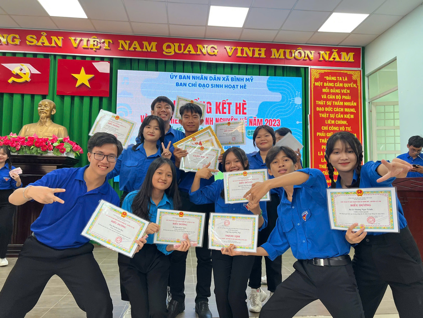 Bảo (hàng cuối cùng) luôn hết mình với công tác Đoàn. Bảo (hàng cuối cùng) luôn hết mình với công tác Đoàn.