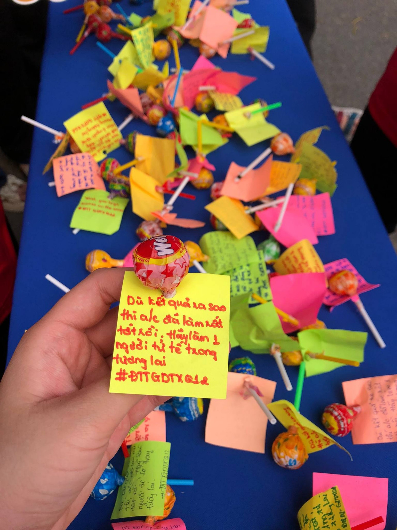 Món quà nhỏ đính kèm những lời chúc ý nghĩa dành cho các sĩ tử 2K6 (Ảnh: Tuổi trẻ Quận 12).