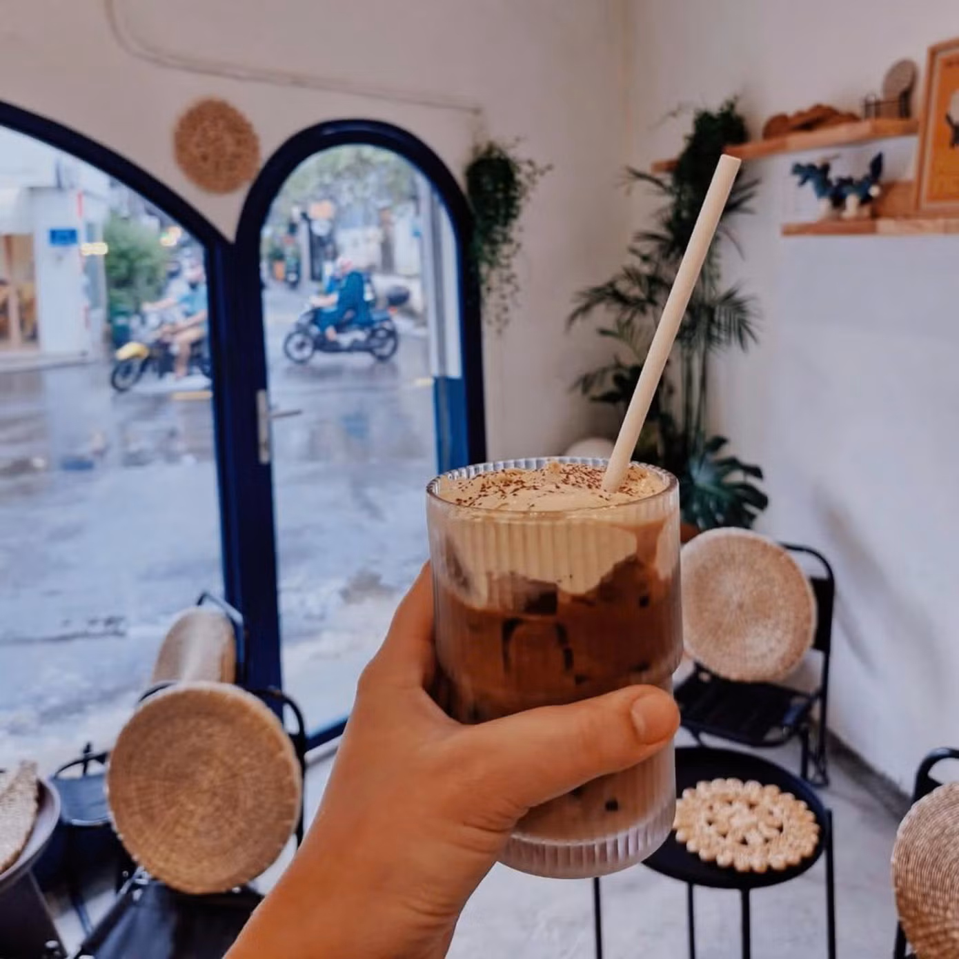 Ngoài kết hợp với bơ thuần vị, các quán còn sáng tạo với “bơ đậu phộng” cùng cafe nguyên chất.