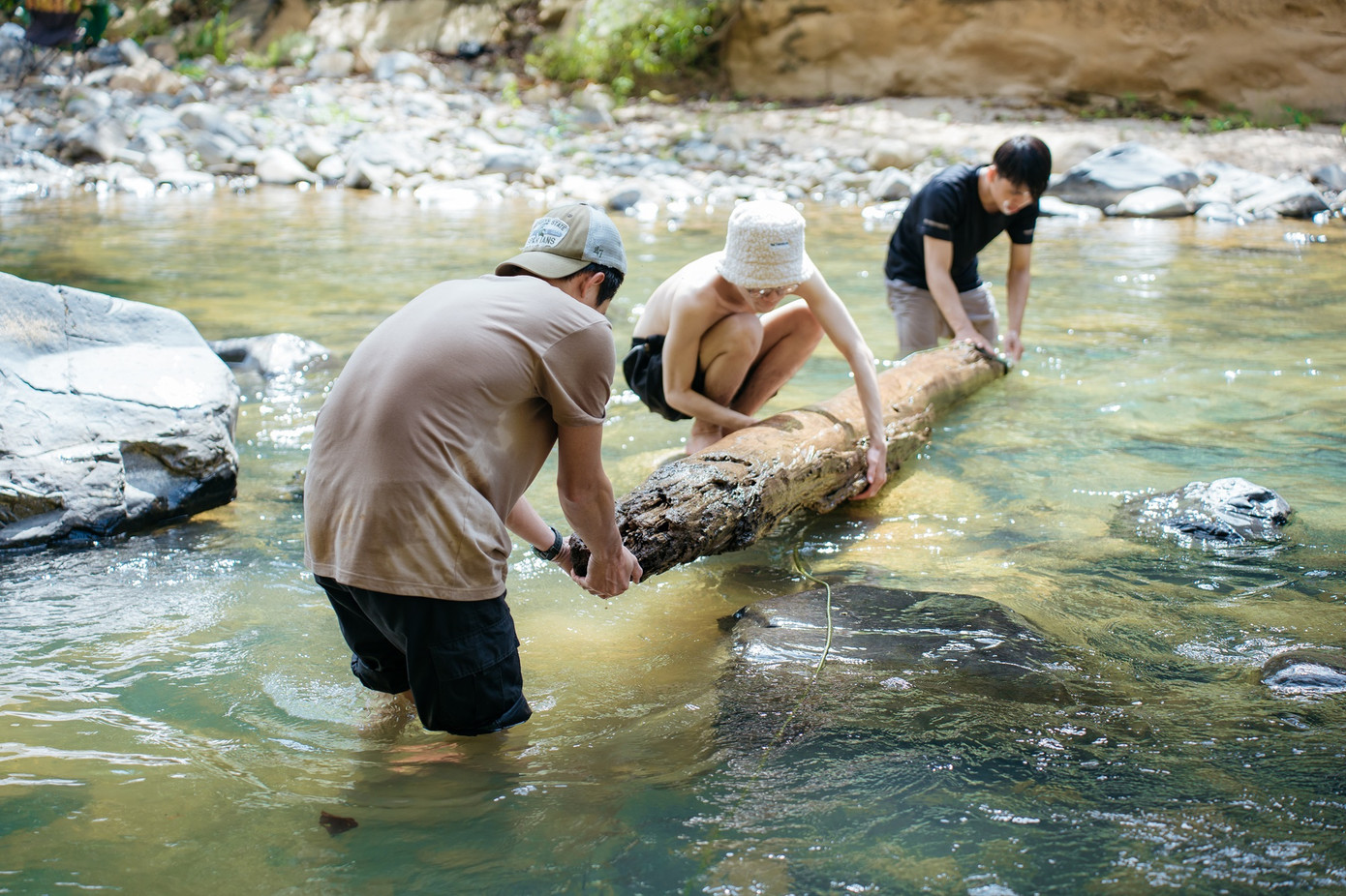Các “camper” cùng nhau hoàn thành các công việc để chuyến đi trở nên ý nghĩa hơn. Các “camper” cùng nhau hoàn thành các công việc để chuyến đi trở nên ý nghĩa hơn.
