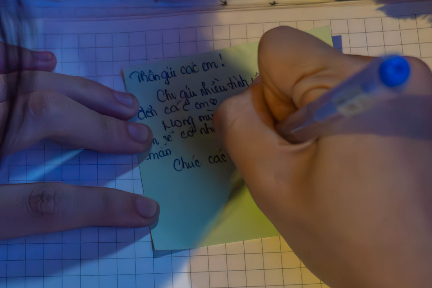 Những bức thư tay được gửi tới các bạn nhỏ ở Làng Trẻ em SOS Đà Lạt.