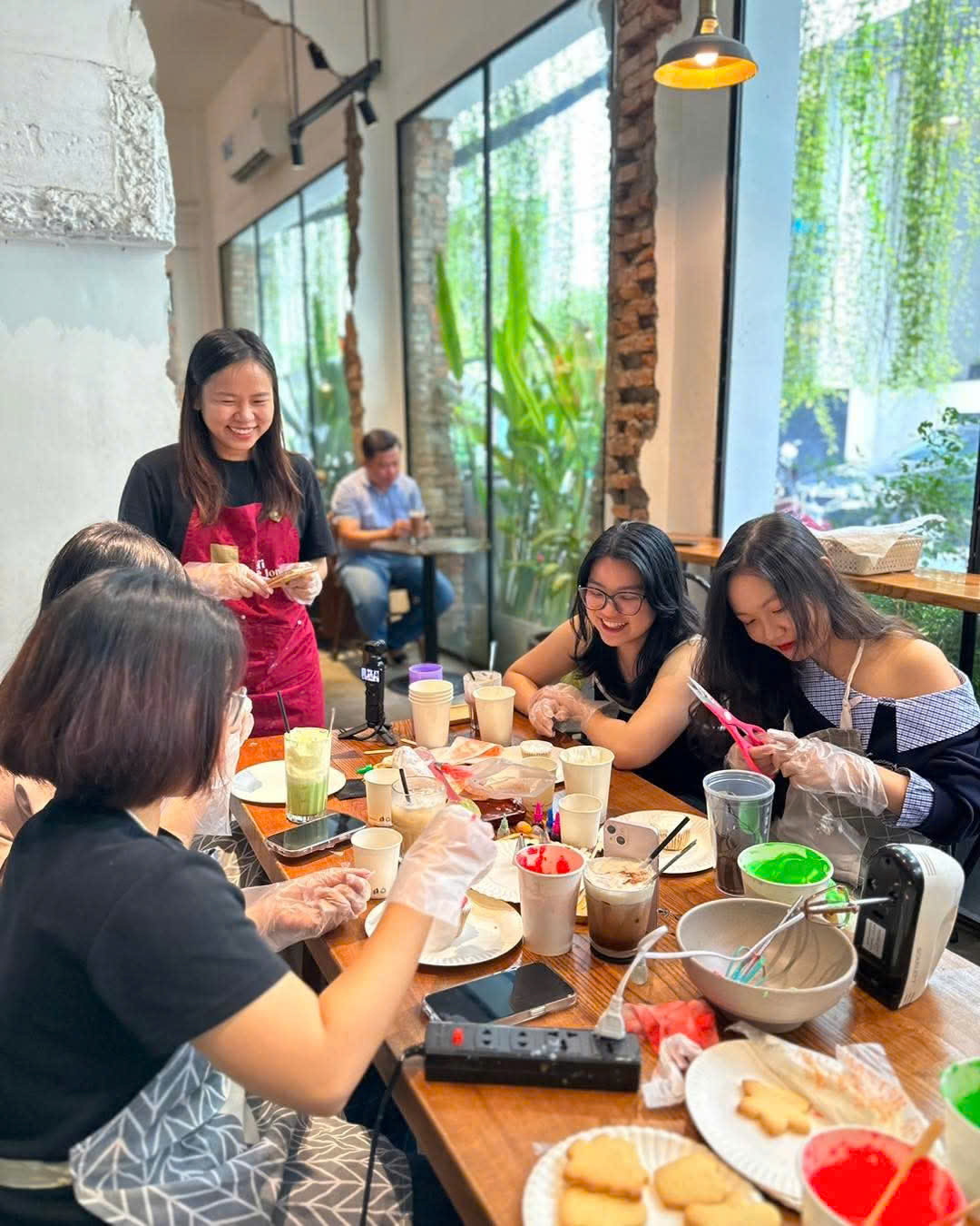 Nhiều ưu đãi hấp dẫn khi tham gia theo nhóm, đặt lịch trước, check-in nhận quà… cũng kích thích sự tò mò, hứng khởi khi chọn “chơi workshop” của bạn trẻ.