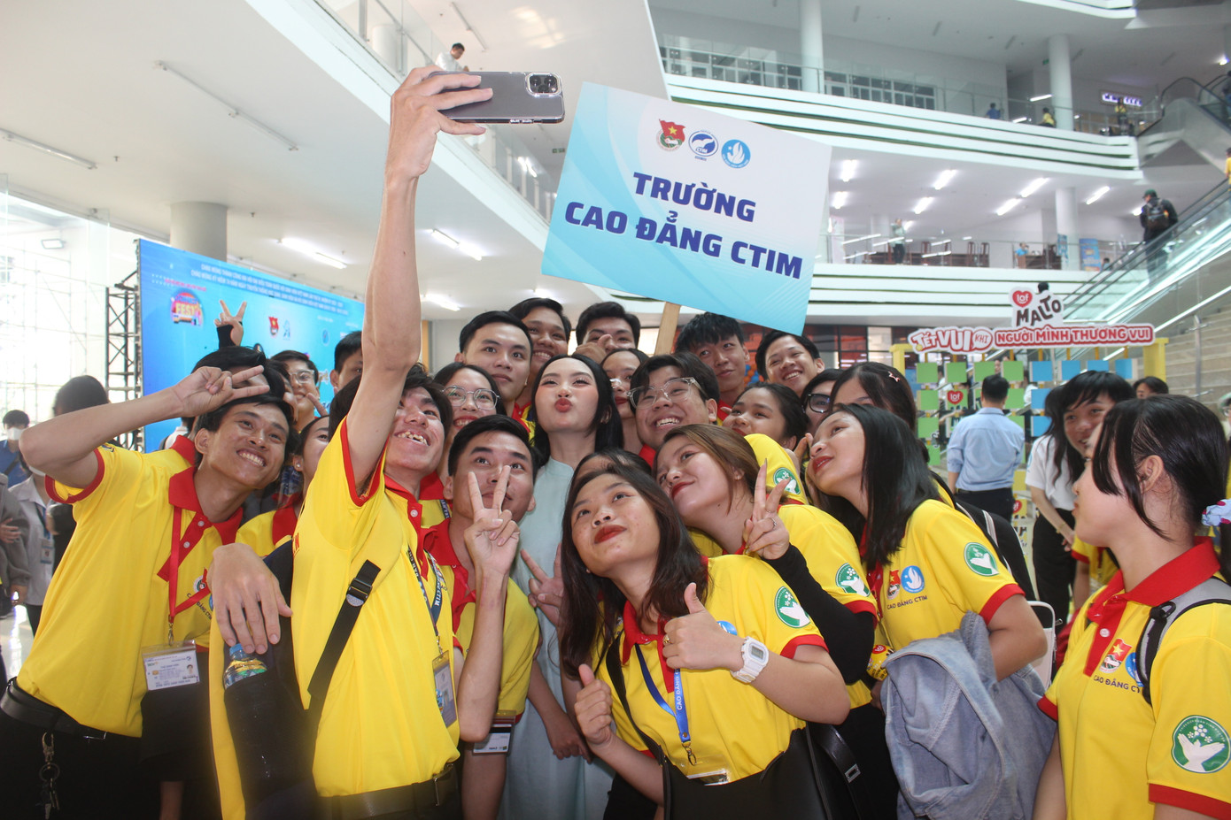 Ca sĩ Phương Mỹ Chi (áo dài xanh ở giữa) còn truyền cảm hứng cho các đội hình 'Xuân Tình nguyện' của các trường tại Lễ ra quân. Ca sĩ Phương Mỹ Chi (áo dài xanh ở giữa) còn truyền cảm hứng cho các đội hình 'Xuân Tình nguyện' của các trường tại Lễ ra quân.