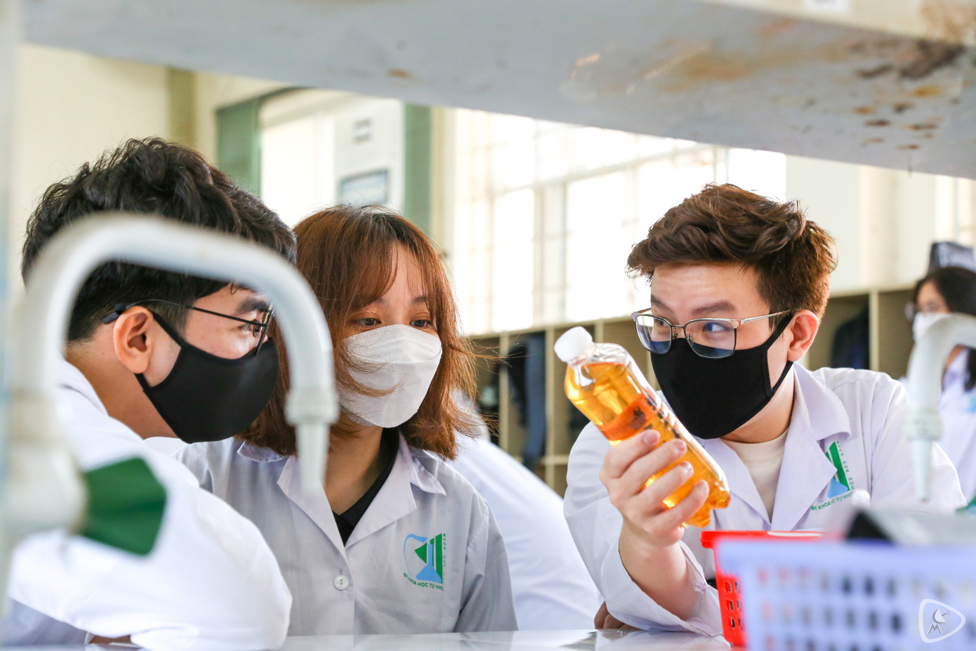 Quốc Trung (phải) cùng các cộng sự nghiên cứu tại phòng thí nghiệm. (Ảnh: NVCC) Quốc Trung (phải) cùng các cộng sự nghiên cứu tại phòng thí nghiệm. (Ảnh: NVCC)