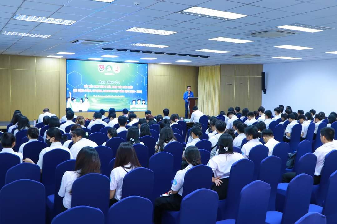 Rất đông các bạn sinh viên tham dự chương trình.