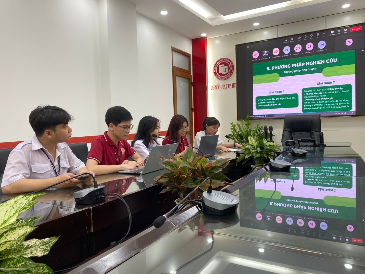 Các bạn sinh viên trình bày đề tài Nghiên cứu Khoa học trước Hội đồng tư vấn thuyết minh. Các bạn sinh viên trình bày đề tài Nghiên cứu Khoa học trước Hội đồng tư vấn thuyết minh.