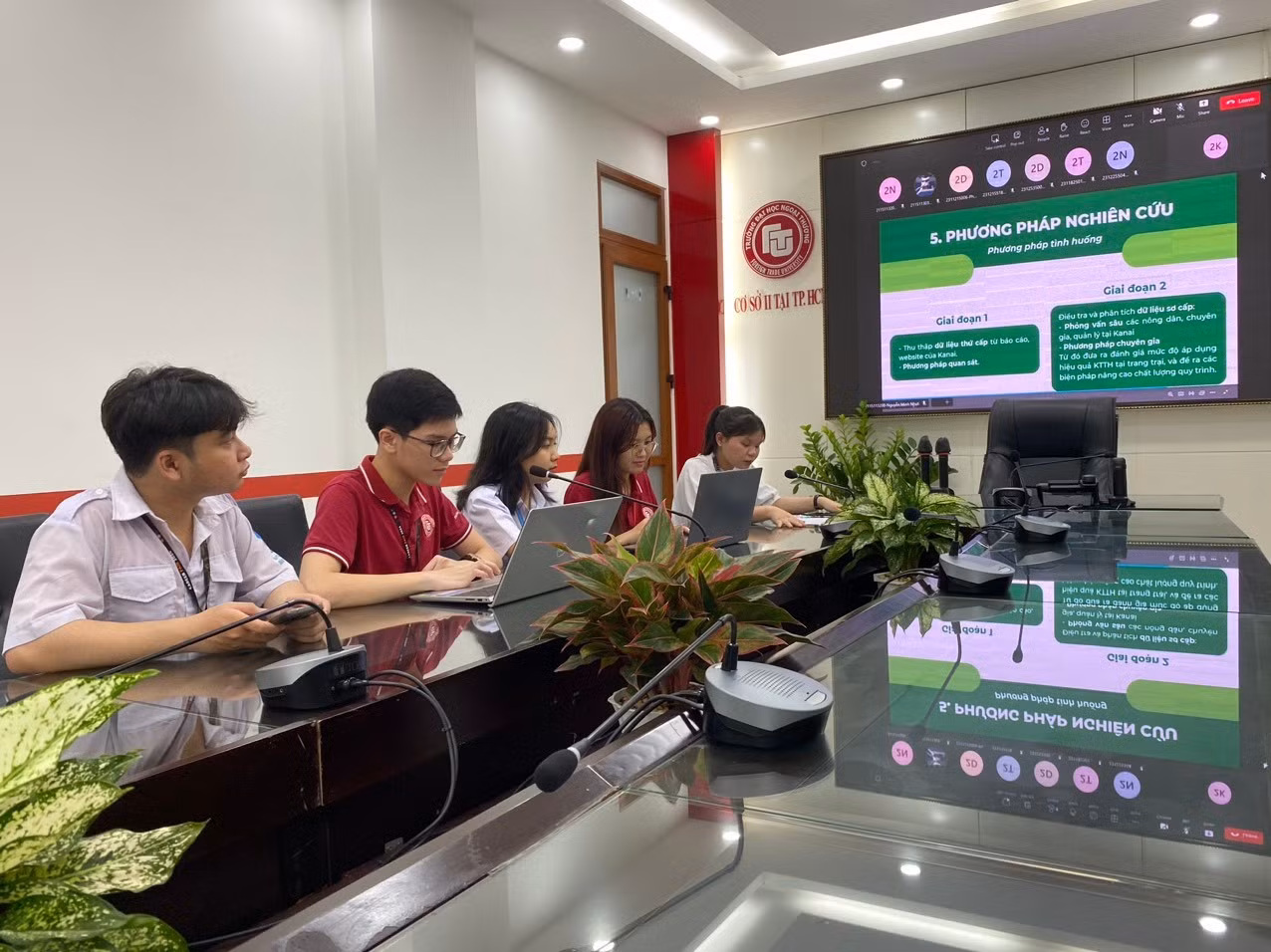 Các bạn sinh viên trình bày đề tài Nghiên cứu Khoa học trước Hội đồng tư vấn thuyết minh.