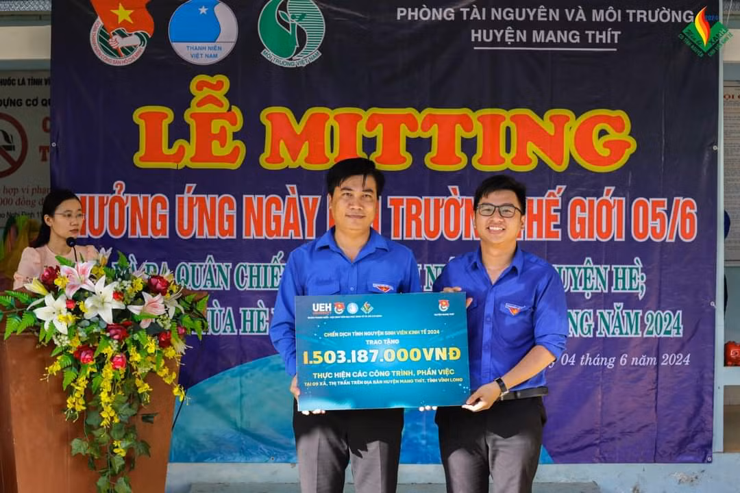Chiến dịch tình nguyện Sinh viên Kinh tế 2024 - Chặng 1: 'Mùa Hè Xanh' sẽ diễn ra từ 27/6/2024 - 26/7/2024, tại 2 mặt trận (TP. HCM và tỉnh Vĩnh Long) với gần 600 chiến sĩ UEH.