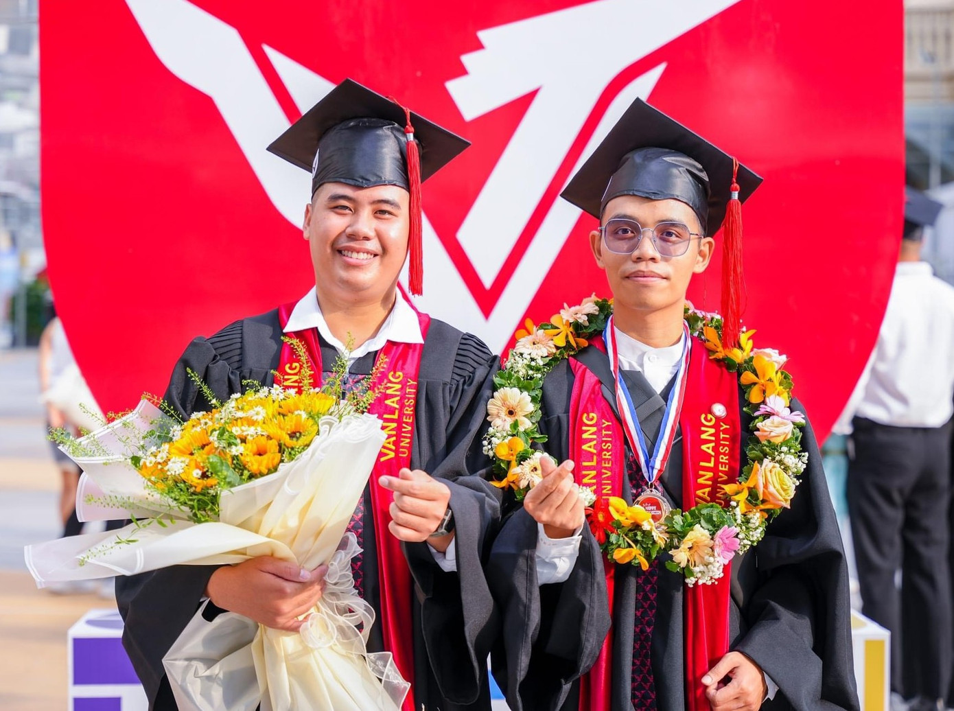 Đại Phát (bên phải) và Vũ Bảo trong ngày nhận bằng tốt nghiệp mới đây.