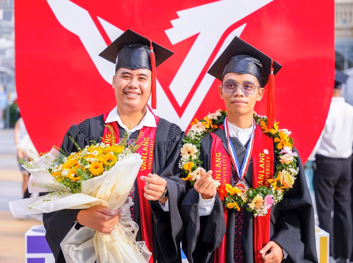 Đại Phát (bên phải) và Vũ Bảo trong ngày nhận bằng tốt nghiệp mới đây. Đại Phát (bên phải) và Vũ Bảo trong ngày nhận bằng tốt nghiệp mới đây.