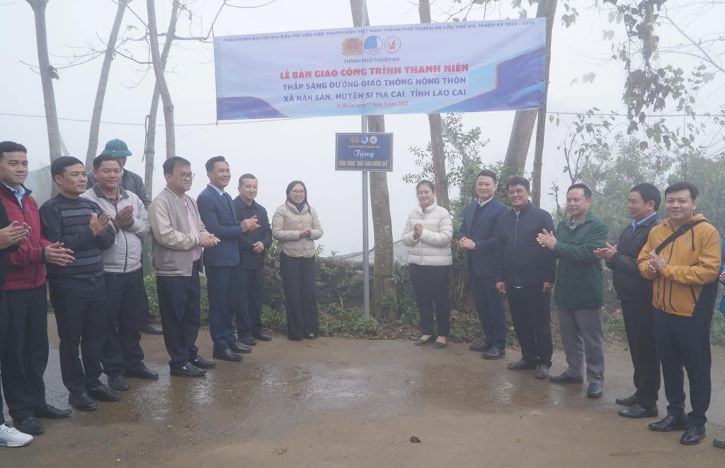 Đoàn công tác phối hợp bàn giao công trình thanh niên. (Ảnh: Tỉnh Đoàn Bình Dương)