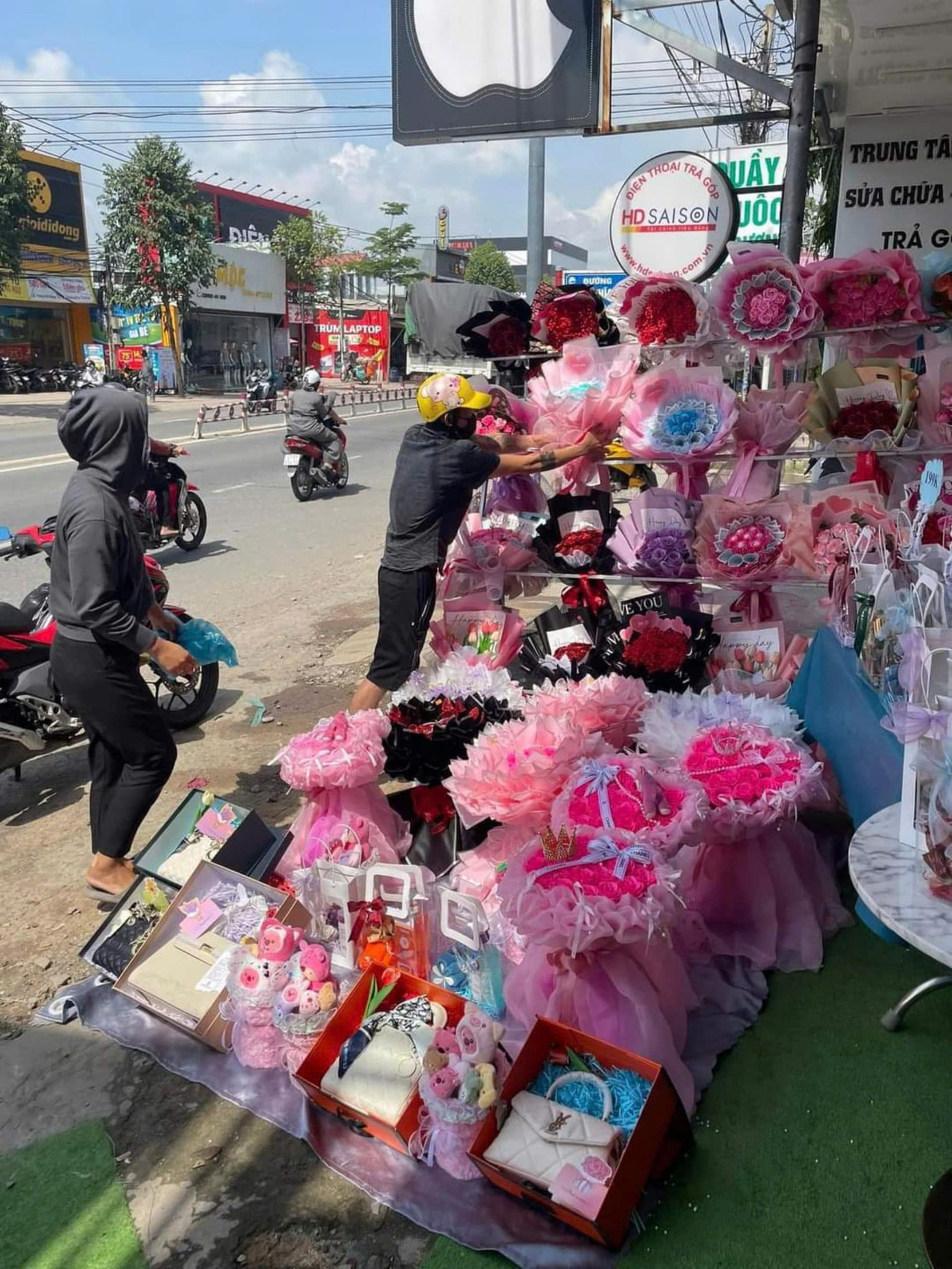 Ngoài đường phố nhộn nhịp bày bán các sản phẩm quà tặng thủ công.