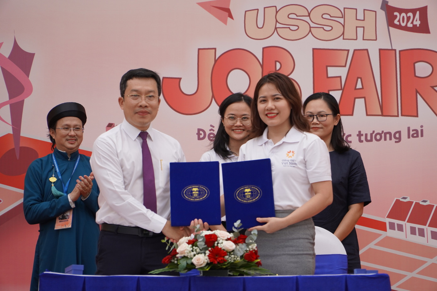 Hoạt động ký kết tại Ngày hội việc làm. Hoạt động ký kết tại Ngày hội việc làm.