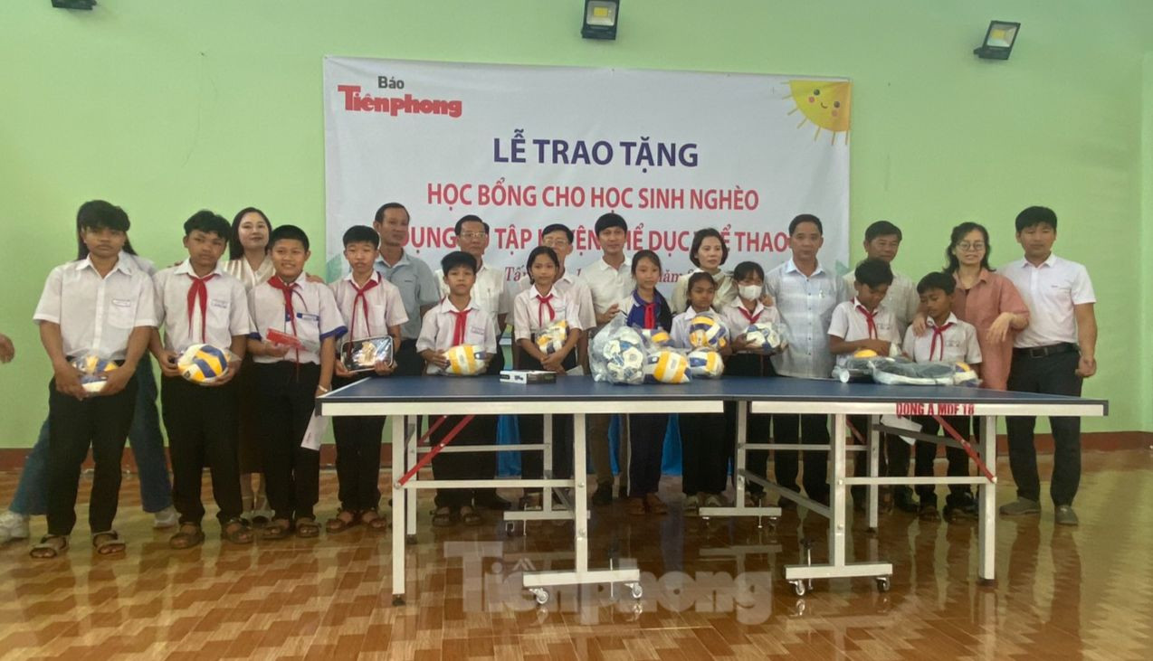 Đoàn công tác trao tặng thêm dụng cụ thể thao cho Trường THCS Lộc Tấn.