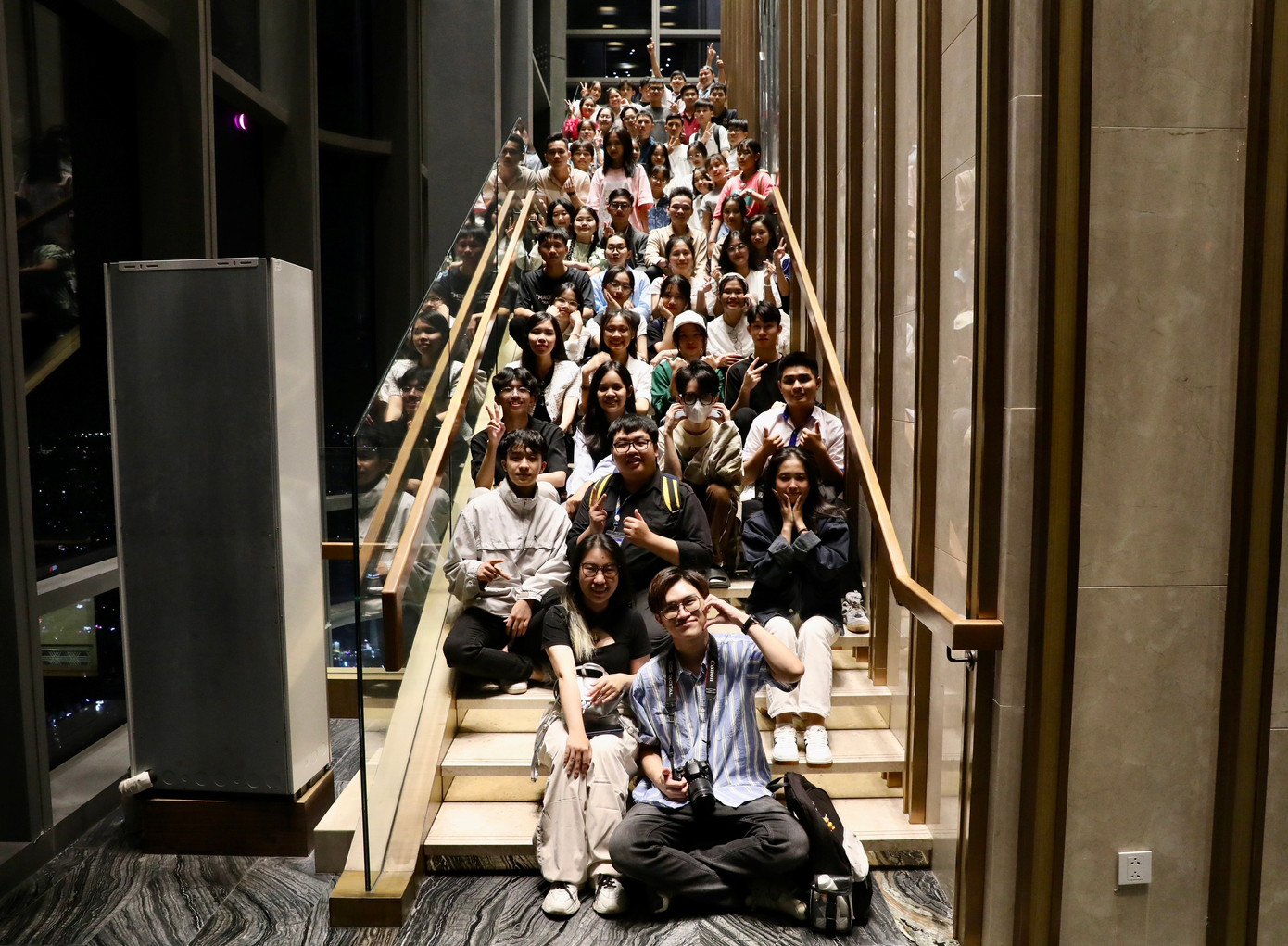 Các bạn sinh viên cùng chụp ảnh tại tầng 80 của tòa nhà.