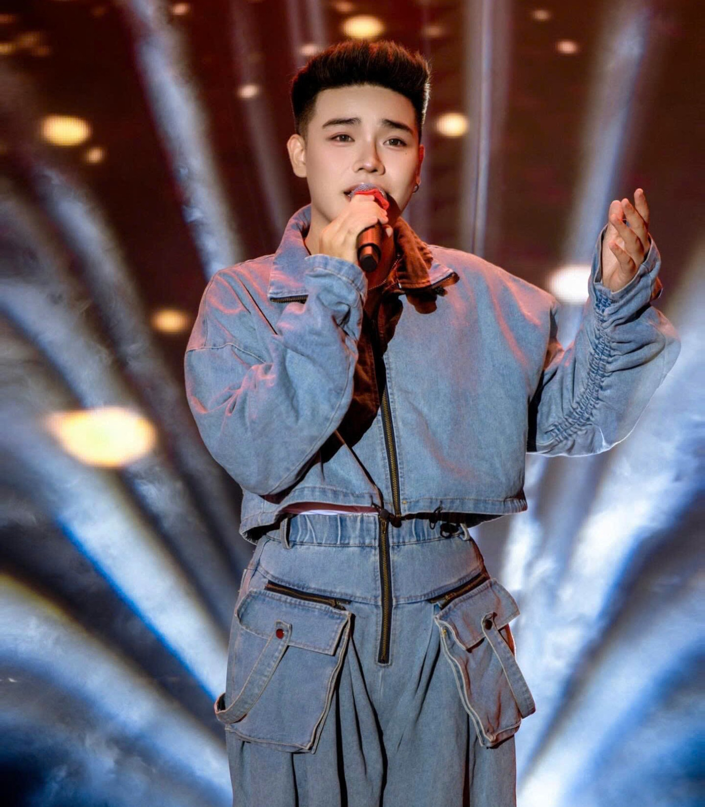 Đạt tích cực tham gia các hoạt động âm nhạc lớn nhỏ, từ cấp trường đến cấp quốc gia trong suốt 12 năm. (Ảnh: NVCC)