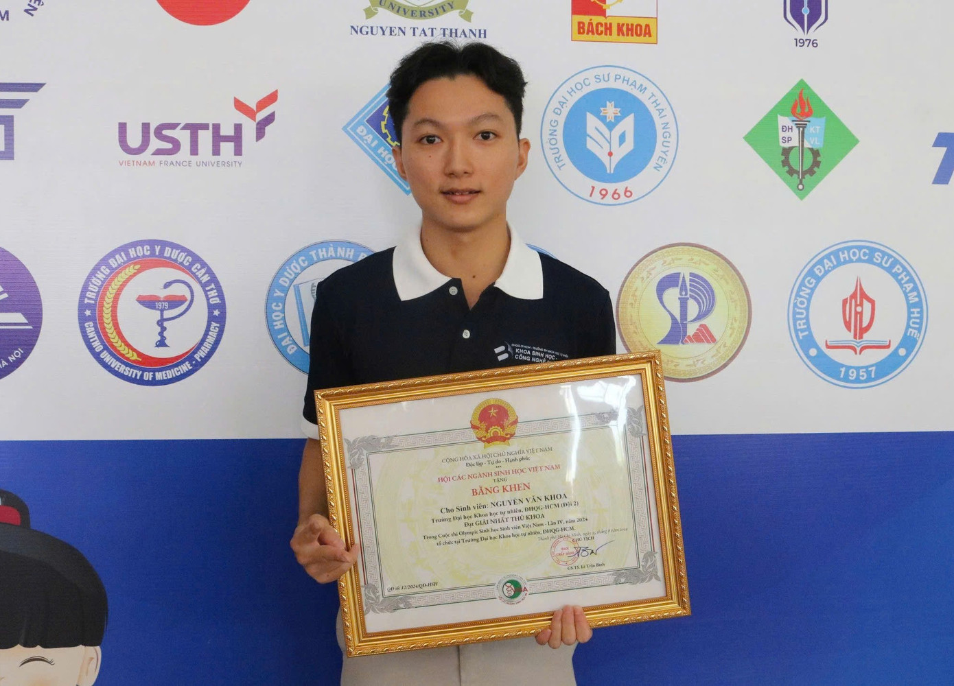 Nguyễn Văn Khoa, (năm thứ hai, khoa Sinh học - Công nghệ Sinh học, trường ĐH KHTN, ĐHQG TP. HCM) đã trở thành Thủ khoa của cuộc thi Olympic Sinh học Sinh viên Việt Nam lần IV. Nguyễn Văn Khoa, (năm thứ hai, khoa Sinh học - Công nghệ Sinh học, trường ĐH KHTN, ĐHQG TP. HCM) đã trở thành Thủ khoa của cuộc thi Olympic Sinh học Sinh viên Việt Nam lần IV.