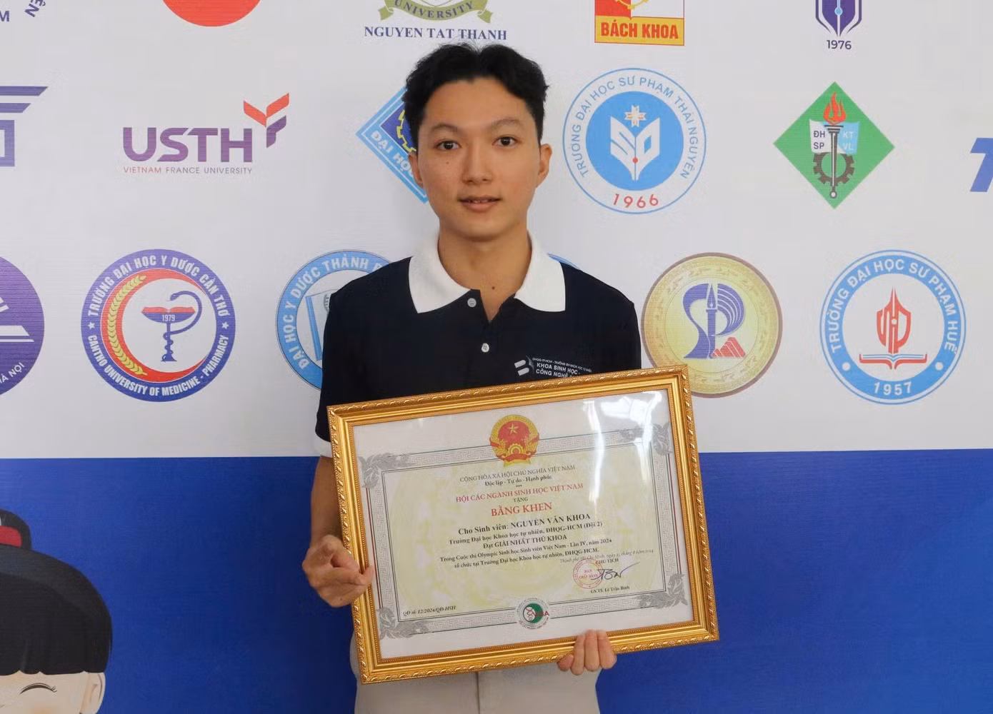 Nguyễn Văn Khoa, (năm thứ hai, khoa Sinh học - Công nghệ Sinh học, trường ĐH KHTN, ĐHQG TP. HCM) đã trở thành Thủ khoa của cuộc thi Olympic Sinh học Sinh viên Việt Nam lần IV.