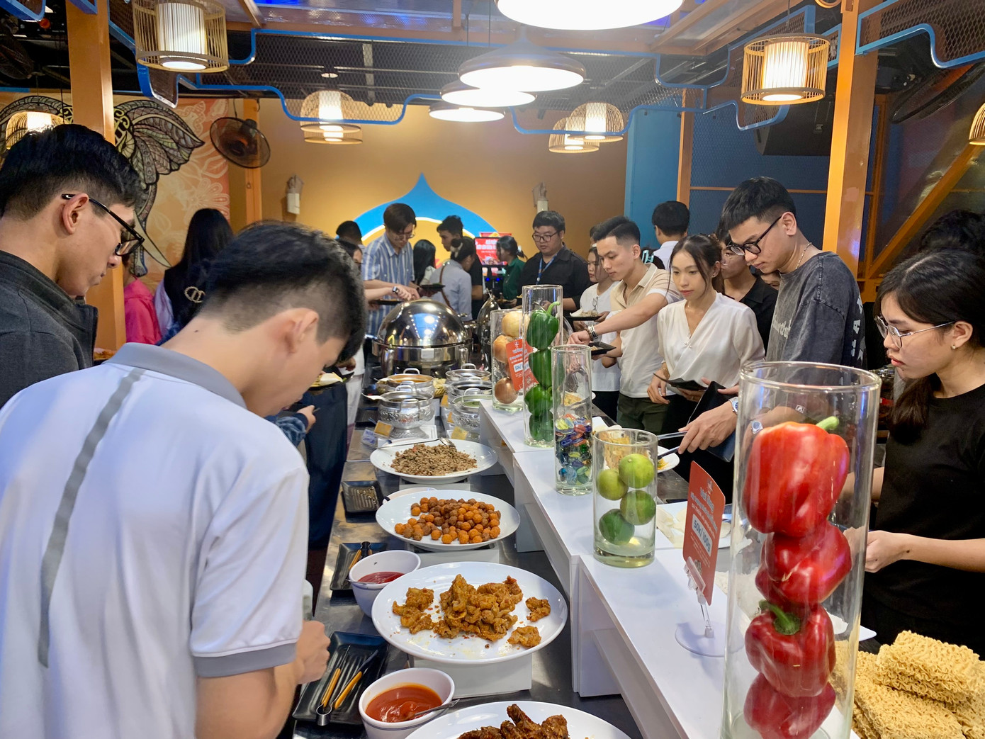 Siu Nông (Học viện Âm nhạc Huế) thì ấn tượng bởi điệu nhảy chào đón mang phong cách Thái của nhân viên quán, giúp cho không khí quán càng sôi động hơn.