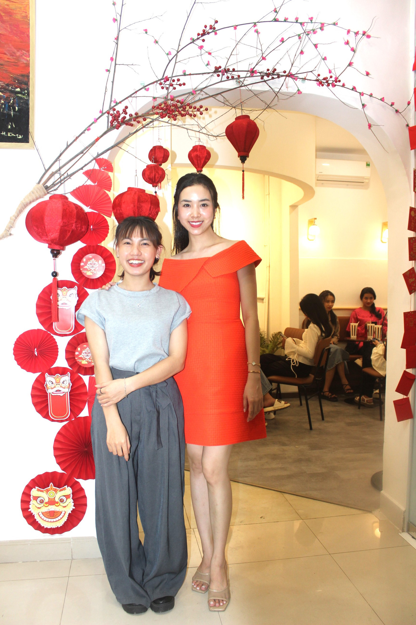 Các bạn sinh viên chụp hình với Á hậu Thúy An.