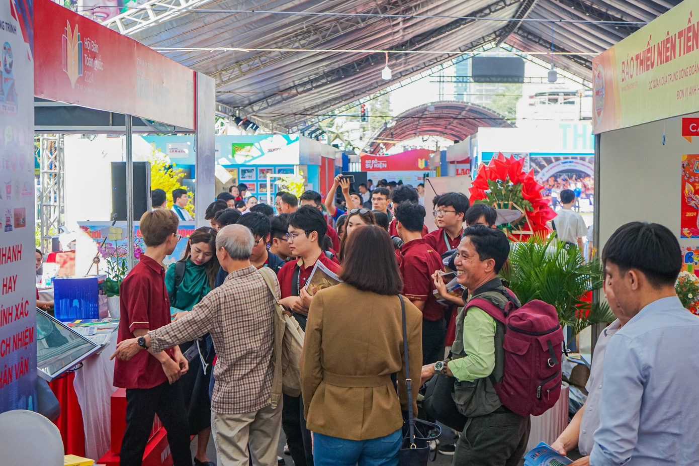 Ghi nhận vào chiều 15/3, Hội Báo toàn quốc ngày càng tấp nập người đến tham quan. Trong đó, nhiều trường đại học đã tổ chức cho sinh viên đến Hội Báo để học tập thực tế.