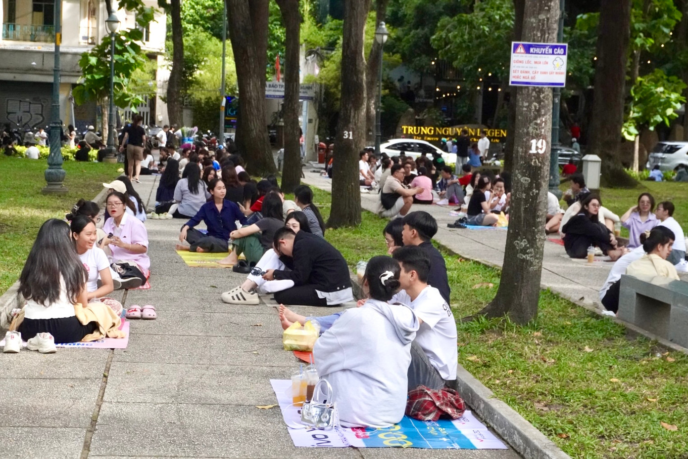 Buổi sáng cuối tuần, khu Công viên 30/4 (Q. 1, TP. HCM) thường rất đông các bạn trẻ thưởng thức cà phê 'bệt'. (Ảnh: Song Ngân)