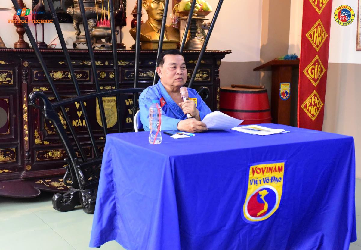 Thầy Sen chia sẻ quá trình hình thành và phát triển của Vovinam cho các môn sinh.